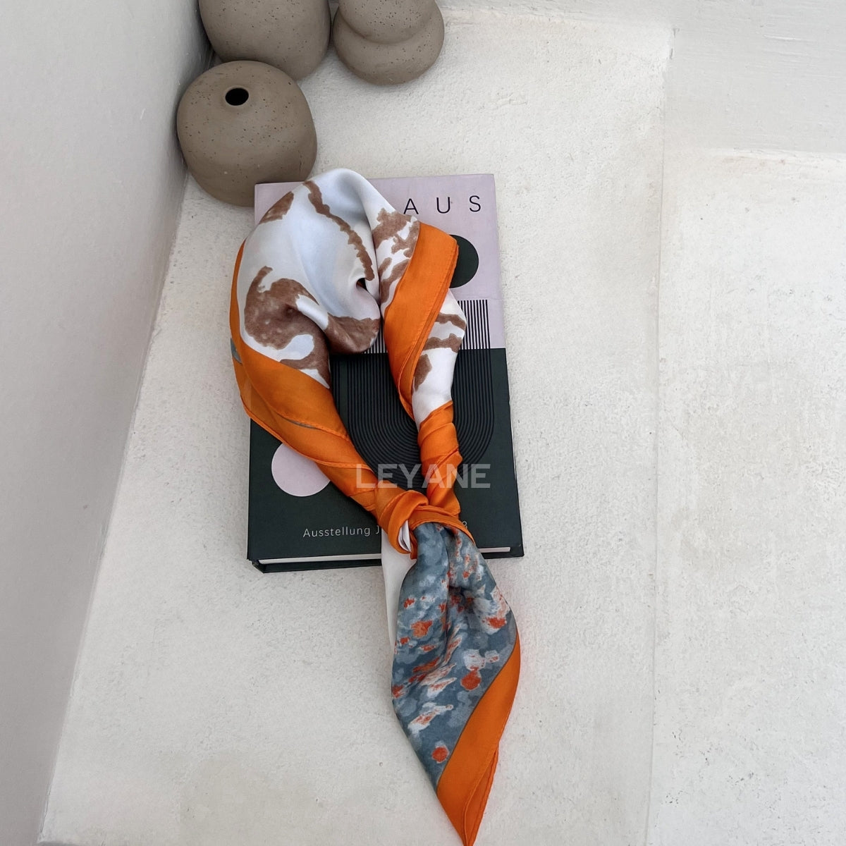 foulard femme, foulard élégant, foulard chic, foulard classique, foulard moderne, foulard tendance, foulard intemporel, foulard luxe, foulard premium, foulard soie, foulard satin, foulard mousseline, foulard léger, foulard doux, foulard fluide, foulard imprimé, foulard uni, foulard à motifs, foulard minimaliste, foulard clean look, foulard fashion, foulard stylé, foulard habillé, foulard quotidien, foulard casual, foulard workwear, foulard bureau, foulard soirée, foulard polyvalent, foulard carré, foulard l