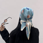 foulard femme, foulard élégant, foulard chic, foulard classique, foulard moderne, foulard tendance, foulard intemporel, foulard luxe, foulard premium, foulard soie, foulard satin, foulard mousseline, foulard léger, foulard doux, foulard fluide, foulard imprimé, foulard uni, foulard à motifs, foulard minimaliste, foulard clean look, foulard fashion, foulard stylé, foulard habillé, foulard quotidien, foulard casual, foulard workwear, foulard bureau, foulard soirée, foulard polyvalent, foulard carré, foulard l