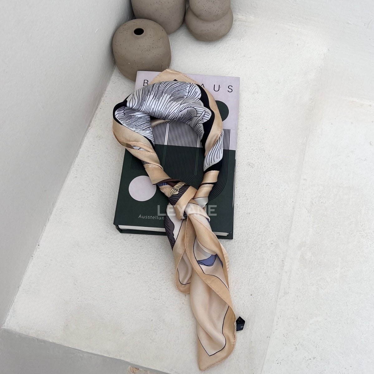 foulard femme, foulard élégant, foulard chic, foulard classique, foulard moderne, foulard tendance, foulard intemporel, foulard luxe, foulard premium, foulard soie, foulard satin, foulard mousseline, foulard léger, foulard doux, foulard fluide, foulard imprimé, foulard uni, foulard à motifs, foulard minimaliste, foulard clean look, foulard fashion, foulard stylé, foulard habillé, foulard quotidien, foulard casual, foulard workwear, foulard bureau, foulard soirée, foulard polyvalent, foulard carré, foulard l