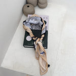 foulard femme, foulard élégant, foulard chic, foulard classique, foulard moderne, foulard tendance, foulard intemporel, foulard luxe, foulard premium, foulard soie, foulard satin, foulard mousseline, foulard léger, foulard doux, foulard fluide, foulard imprimé, foulard uni, foulard à motifs, foulard minimaliste, foulard clean look, foulard fashion, foulard stylé, foulard habillé, foulard quotidien, foulard casual, foulard workwear, foulard bureau, foulard soirée, foulard polyvalent, foulard carré, foulard l