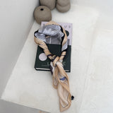 foulard femme, foulard élégant, foulard chic, foulard classique, foulard moderne, foulard tendance, foulard intemporel, foulard luxe, foulard premium, foulard soie, foulard satin, foulard mousseline, foulard léger, foulard doux, foulard fluide, foulard imprimé, foulard uni, foulard à motifs, foulard minimaliste, foulard clean look, foulard fashion, foulard stylé, foulard habillé, foulard quotidien, foulard casual, foulard workwear, foulard bureau, foulard soirée, foulard polyvalent, foulard carré, foulard l