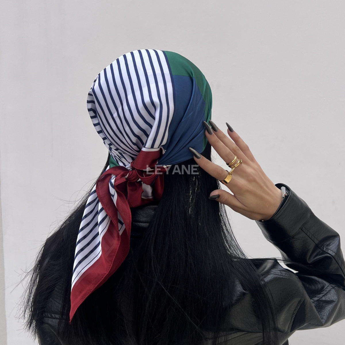 foulard femme, foulard élégant, foulard chic, foulard classique, foulard moderne, foulard tendance, foulard intemporel, foulard luxe, foulard premium, foulard soie, foulard satin, foulard mousseline, foulard léger, foulard doux, foulard fluide, foulard imprimé, foulard uni, foulard à motifs, foulard minimaliste, foulard clean look, foulard fashion, foulard stylé, foulard habillé, foulard quotidien, foulard casual, foulard workwear, foulard bureau, foulard soirée, foulard polyvalent, foulard carré, foulard l
