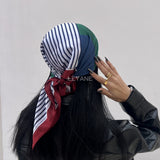 foulard femme, foulard élégant, foulard chic, foulard classique, foulard moderne, foulard tendance, foulard intemporel, foulard luxe, foulard premium, foulard soie, foulard satin, foulard mousseline, foulard léger, foulard doux, foulard fluide, foulard imprimé, foulard uni, foulard à motifs, foulard minimaliste, foulard clean look, foulard fashion, foulard stylé, foulard habillé, foulard quotidien, foulard casual, foulard workwear, foulard bureau, foulard soirée, foulard polyvalent, foulard carré, foulard l