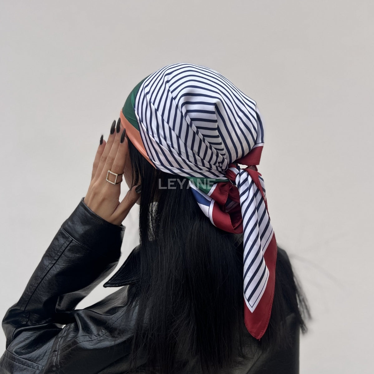 foulard femme, foulard élégant, foulard chic, foulard classique, foulard moderne, foulard tendance, foulard intemporel, foulard luxe, foulard premium, foulard soie, foulard satin, foulard mousseline, foulard léger, foulard doux, foulard fluide, foulard imprimé, foulard uni, foulard à motifs, foulard minimaliste, foulard clean look, foulard fashion, foulard stylé, foulard habillé, foulard quotidien, foulard casual, foulard workwear, foulard bureau, foulard soirée, foulard polyvalent, foulard carré, foulard l
