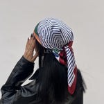 foulard femme, foulard élégant, foulard chic, foulard classique, foulard moderne, foulard tendance, foulard intemporel, foulard luxe, foulard premium, foulard soie, foulard satin, foulard mousseline, foulard léger, foulard doux, foulard fluide, foulard imprimé, foulard uni, foulard à motifs, foulard minimaliste, foulard clean look, foulard fashion, foulard stylé, foulard habillé, foulard quotidien, foulard casual, foulard workwear, foulard bureau, foulard soirée, foulard polyvalent, foulard carré, foulard l