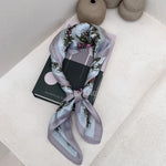 foulard femme, foulard élégant, foulard chic, foulard classique, foulard moderne, foulard tendance, foulard intemporel, foulard luxe, foulard premium, foulard soie, foulard satin, foulard mousseline, foulard léger, foulard doux, foulard fluide, foulard imprimé, foulard uni, foulard à motifs, foulard minimaliste, foulard clean look, foulard fashion, foulard stylé, foulard habillé, foulard quotidien, foulard casual, foulard workwear, foulard bureau, foulard soirée, foulard polyvalent, foulard carré, foulard l