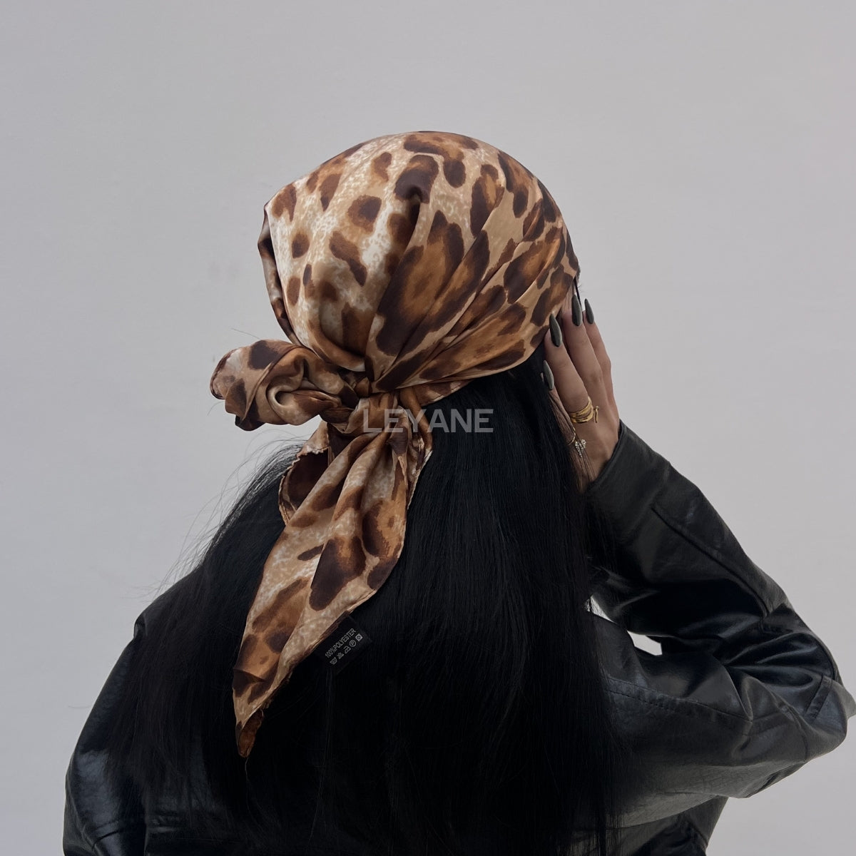 foulard femme, foulard élégant, foulard chic, foulard classique, foulard moderne, foulard tendance, foulard intemporel, foulard luxe, foulard premium, foulard soie, foulard satin, foulard mousseline, foulard léger, foulard doux, foulard fluide, foulard imprimé, foulard uni, foulard à motifs, foulard minimaliste, foulard clean look, foulard fashion, foulard stylé, foulard habillé, foulard quotidien, foulard casual, foulard workwear, foulard bureau, foulard soirée, foulard polyvalent, foulard carré, foulard l