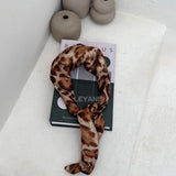 foulard femme, foulard élégant, foulard chic, foulard classique, foulard moderne, foulard tendance, foulard intemporel, foulard luxe, foulard premium, foulard soie, foulard satin, foulard mousseline, foulard léger, foulard doux, foulard fluide, foulard imprimé, foulard uni, foulard à motifs, foulard minimaliste, foulard clean look, foulard fashion, foulard stylé, foulard habillé, foulard quotidien, foulard casual, foulard workwear, foulard bureau, foulard soirée, foulard polyvalent, foulard carré, foulard l