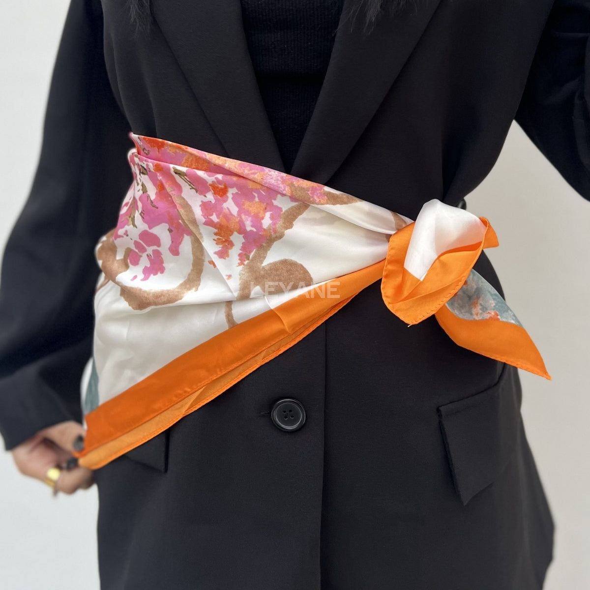 foulard femme, foulard élégant, foulard chic, foulard classique, foulard moderne, foulard tendance, foulard intemporel, foulard luxe, foulard premium, foulard soie, foulard satin, foulard mousseline, foulard léger, foulard doux, foulard fluide, foulard imprimé, foulard uni, foulard à motifs, foulard minimaliste, foulard clean look, foulard fashion, foulard stylé, foulard habillé, foulard quotidien, foulard casual, foulard workwear, foulard bureau, foulard soirée, foulard polyvalent, foulard carré, foulard l