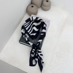 foulard femme, foulard élégant, foulard chic, foulard classique, foulard moderne, foulard tendance, foulard intemporel, foulard luxe, foulard premium, foulard soie, foulard satin, foulard mousseline, foulard léger, foulard doux, foulard fluide, foulard imprimé, foulard uni, foulard à motifs, foulard minimaliste, foulard clean look, foulard fashion, foulard stylé, foulard habillé, foulard quotidien, foulard casual, foulard workwear, foulard bureau, foulard soirée, foulard polyvalent, foulard carré, foulard l