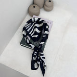 foulard femme, foulard élégant, foulard chic, foulard classique, foulard moderne, foulard tendance, foulard intemporel, foulard luxe, foulard premium, foulard soie, foulard satin, foulard mousseline, foulard léger, foulard doux, foulard fluide, foulard imprimé, foulard uni, foulard à motifs, foulard minimaliste, foulard clean look, foulard fashion, foulard stylé, foulard habillé, foulard quotidien, foulard casual, foulard workwear, foulard bureau, foulard soirée, foulard polyvalent, foulard carré, foulard l