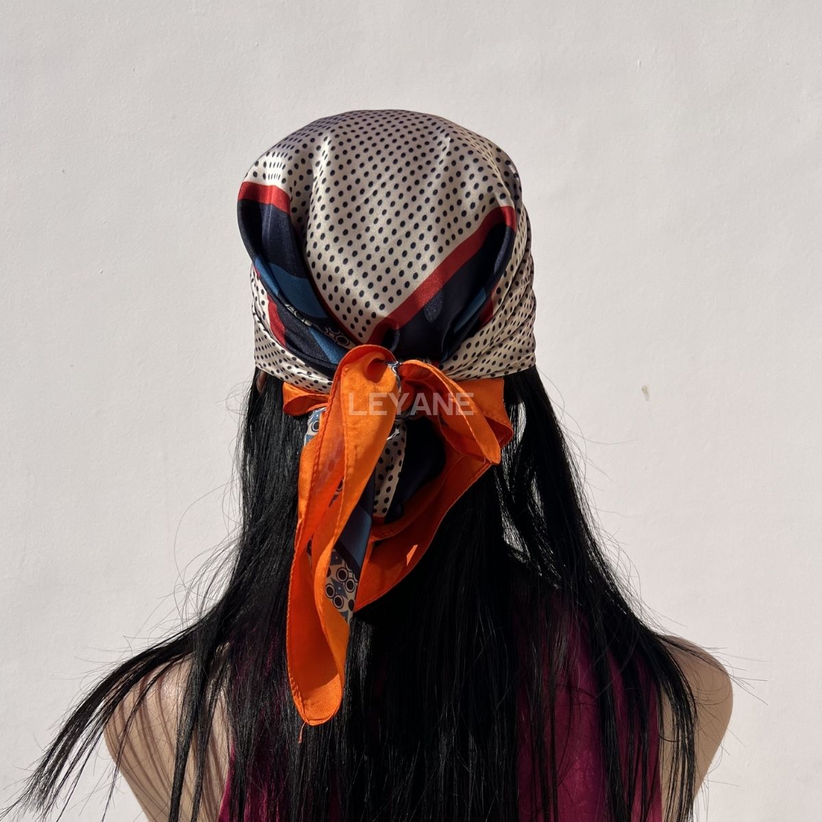 foulard femme, foulard élégant, foulard chic, foulard classique, foulard moderne, foulard tendance, foulard intemporel, foulard luxe, foulard premium, foulard soie, foulard satin, foulard mousseline, foulard léger, foulard doux, foulard fluide, foulard imprimé, foulard uni, foulard à motifs, foulard minimaliste, foulard clean look, foulard fashion, foulard stylé, foulard habillé, foulard quotidien, foulard casual, foulard workwear, foulard bureau, foulard soirée, foulard polyvalent, foulard carré, foulard l