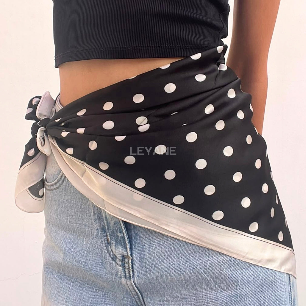 foulard femme, foulard élégant, foulard chic, foulard classique, foulard moderne, foulard tendance, foulard intemporel, foulard luxe, foulard premium, foulard soie, foulard satin, foulard mousseline, foulard léger, foulard doux, foulard fluide, foulard imprimé, foulard uni, foulard à motifs, foulard minimaliste, foulard clean look, foulard fashion, foulard stylé, foulard habillé, foulard quotidien, foulard casual, foulard workwear, foulard bureau, foulard soirée, foulard polyvalent, foulard carré, foulard l