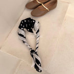 foulard femme, foulard élégant, foulard chic, foulard classique, foulard moderne, foulard tendance, foulard intemporel, foulard luxe, foulard premium, foulard soie, foulard satin, foulard mousseline, foulard léger, foulard doux, foulard fluide, foulard imprimé, foulard uni, foulard à motifs, foulard minimaliste, foulard clean look, foulard fashion, foulard stylé, foulard habillé, foulard quotidien, foulard casual, foulard workwear, foulard bureau, foulard soirée, foulard polyvalent, foulard carré, foulard l