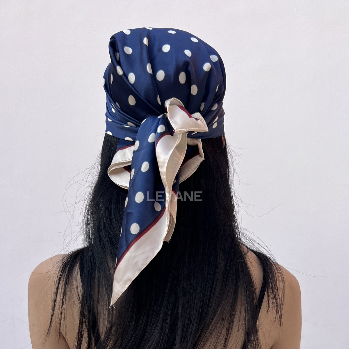foulard femme, foulard élégant, foulard chic, foulard classique, foulard moderne, foulard tendance, foulard intemporel, foulard luxe, foulard premium, foulard soie, foulard satin, foulard mousseline, foulard léger, foulard doux, foulard fluide, foulard imprimé, foulard uni, foulard à motifs, foulard minimaliste, foulard clean look, foulard fashion, foulard stylé, foulard habillé, foulard quotidien, foulard casual, foulard workwear, foulard bureau, foulard soirée, foulard polyvalent, foulard carré, foulard l