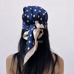 foulard femme, foulard élégant, foulard chic, foulard classique, foulard moderne, foulard tendance, foulard intemporel, foulard luxe, foulard premium, foulard soie, foulard satin, foulard mousseline, foulard léger, foulard doux, foulard fluide, foulard imprimé, foulard uni, foulard à motifs, foulard minimaliste, foulard clean look, foulard fashion, foulard stylé, foulard habillé, foulard quotidien, foulard casual, foulard workwear, foulard bureau, foulard soirée, foulard polyvalent, foulard carré, foulard l