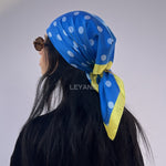 #Foulard #ModeFemme #StyleÉlégant #AccessoireChic #LookModerne #Tendance2026 #HairStyle #PolkaDots #FashionInspiration #ChicEtSimple