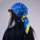 #Foulard #ModeFemme #StyleÉlégant #AccessoireChic #LookModerne #Tendance2026 #HairStyle #PolkaDots #FashionInspiration #ChicEtSimple