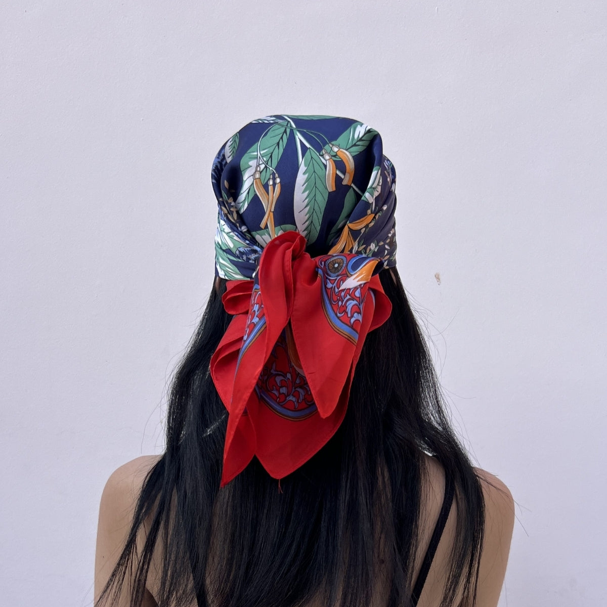 foulard femme, foulard élégant, foulard chic, foulard classique, foulard moderne, foulard tendance, foulard intemporel, foulard luxe, foulard premium, foulard soie, foulard satin, foulard mousseline, foulard léger, foulard doux, foulard fluide, foulard imprimé, foulard uni, foulard à motifs, foulard minimaliste, foulard clean look, foulard fashion, foulard stylé, foulard habillé, foulard quotidien, foulard casual, foulard workwear, foulard bureau, foulard soirée, foulard polyvalent, foulard carré, foulard l