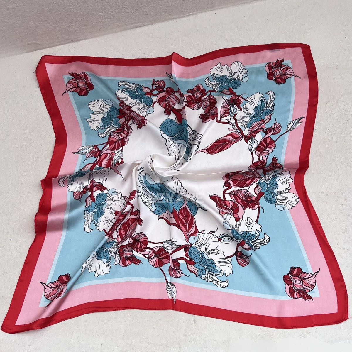 foulard femme, foulard élégant, foulard chic, foulard classique, foulard moderne, foulard tendance, foulard intemporel, foulard luxe, foulard premium, foulard soie, foulard satin, foulard mousseline, foulard léger, foulard doux, foulard fluide, foulard imprimé, foulard uni, foulard à motifs, foulard minimaliste, foulard clean look, foulard fashion, foulard stylé, foulard habillé, foulard quotidien, foulard casual, foulard workwear, foulard bureau, foulard soirée, foulard polyvalent, foulard carré, foulard l