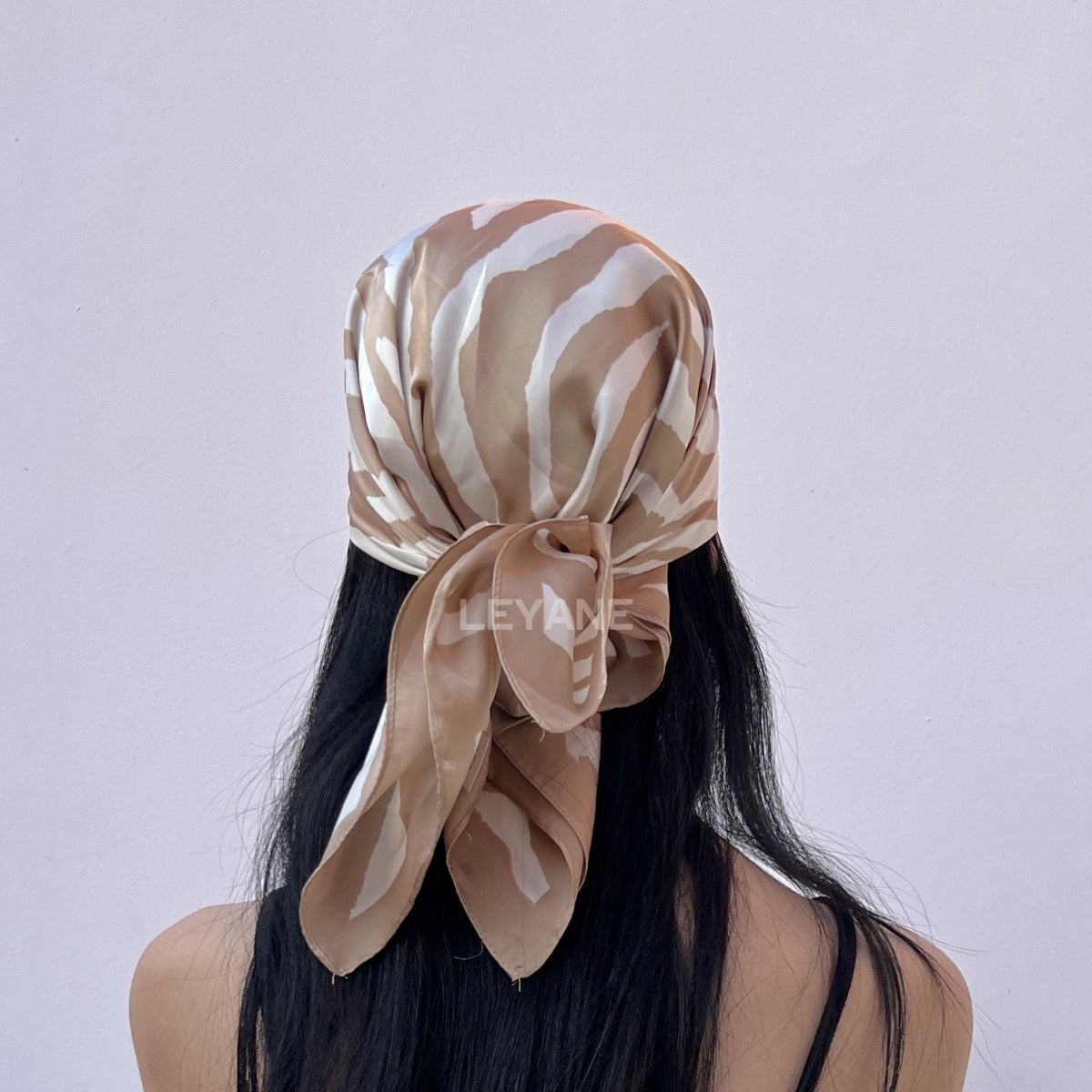 foulard femme, foulard élégant, foulard chic, foulard classique, foulard moderne, foulard tendance, foulard intemporel, foulard luxe, foulard premium, foulard soie, foulard satin, foulard mousseline, foulard léger, foulard doux, foulard fluide, foulard imprimé, foulard uni, foulard à motifs, foulard minimaliste, foulard clean look, foulard fashion, foulard stylé, foulard habillé, foulard quotidien, foulard casual, foulard workwear, foulard bureau, foulard soirée, foulard polyvalent, foulard carré, foulard l