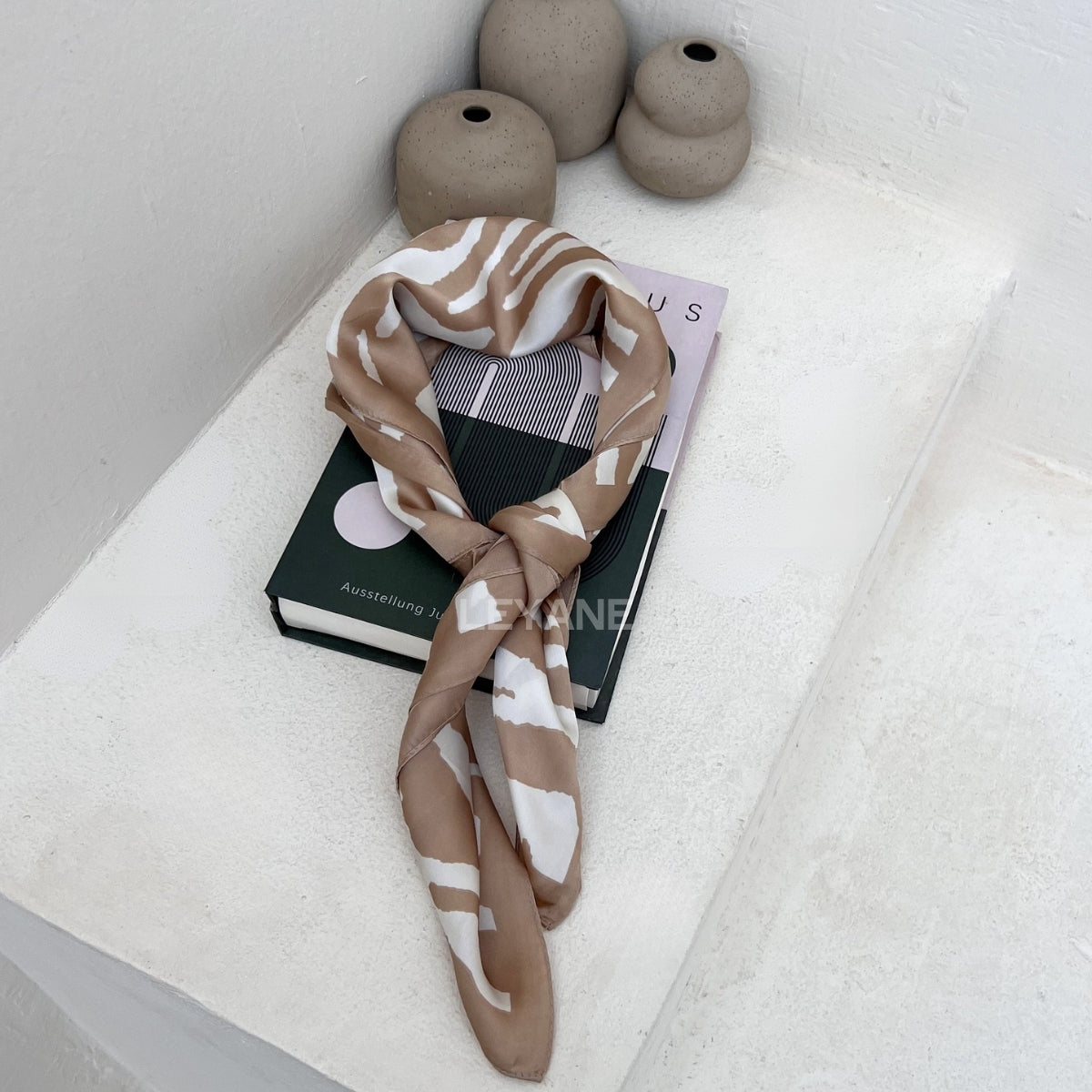 foulard femme, foulard élégant, foulard chic, foulard classique, foulard moderne, foulard tendance, foulard intemporel, foulard luxe, foulard premium, foulard soie, foulard satin, foulard mousseline, foulard léger, foulard doux, foulard fluide, foulard imprimé, foulard uni, foulard à motifs, foulard minimaliste, foulard clean look, foulard fashion, foulard stylé, foulard habillé, foulard quotidien, foulard casual, foulard workwear, foulard bureau, foulard soirée, foulard polyvalent, foulard carré, foulard l