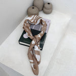 foulard femme, foulard élégant, foulard chic, foulard classique, foulard moderne, foulard tendance, foulard intemporel, foulard luxe, foulard premium, foulard soie, foulard satin, foulard mousseline, foulard léger, foulard doux, foulard fluide, foulard imprimé, foulard uni, foulard à motifs, foulard minimaliste, foulard clean look, foulard fashion, foulard stylé, foulard habillé, foulard quotidien, foulard casual, foulard workwear, foulard bureau, foulard soirée, foulard polyvalent, foulard carré, foulard l