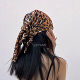 foulard femme, foulard élégant, foulard chic, foulard classique, foulard moderne, foulard tendance, foulard intemporel, foulard luxe, foulard premium, foulard soie, foulard satin, foulard mousseline, foulard léger, foulard doux, foulard fluide, foulard imprimé, foulard uni, foulard à motifs, foulard minimaliste, foulard clean look, foulard fashion, foulard stylé, foulard habillé, foulard quotidien, foulard casual, foulard workwear, foulard bureau, foulard soirée, foulard polyvalent, foulard carré, foulard l