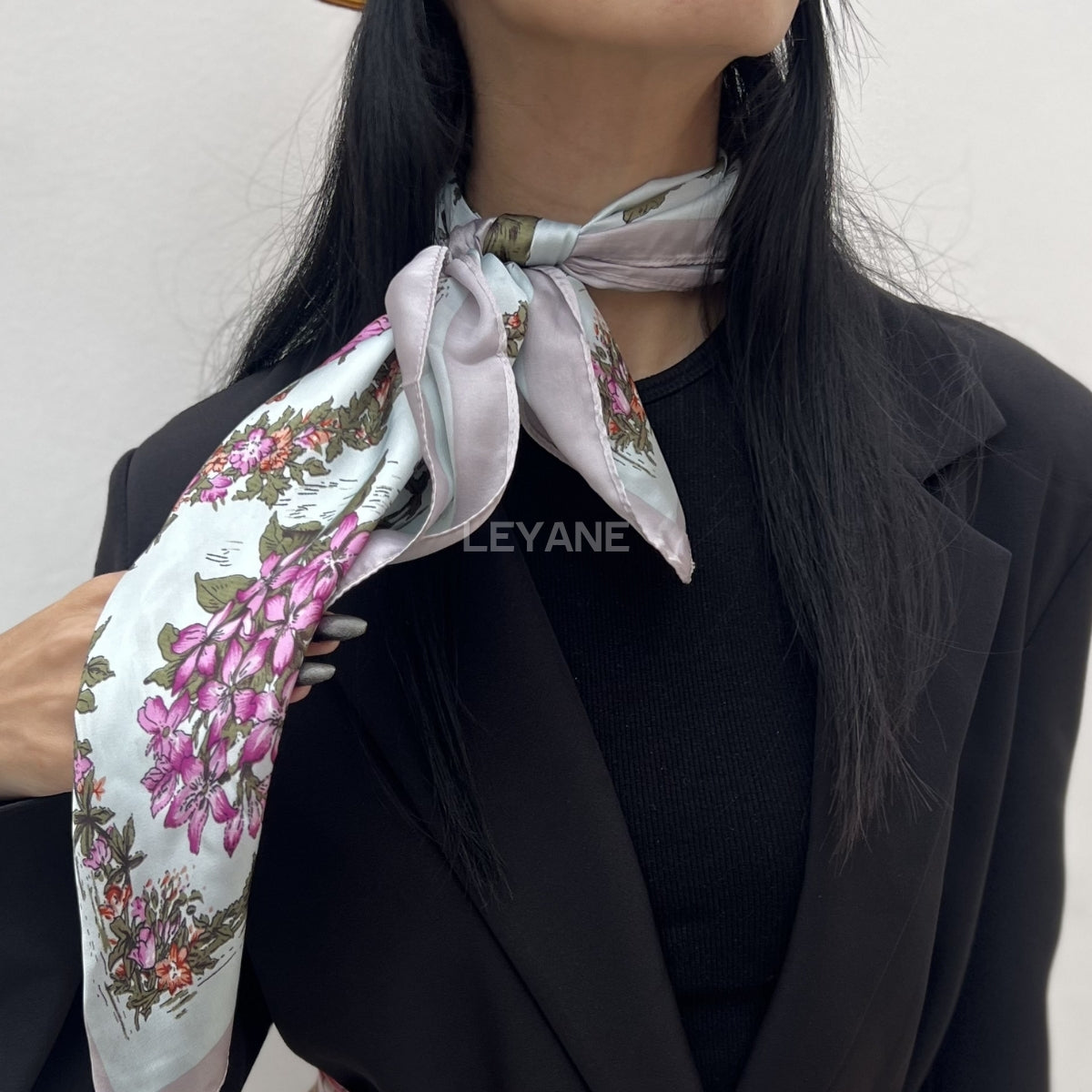 foulard femme, foulard élégant, foulard chic, foulard classique, foulard moderne, foulard tendance, foulard intemporel, foulard luxe, foulard premium, foulard soie, foulard satin, foulard mousseline, foulard léger, foulard doux, foulard fluide, foulard imprimé, foulard uni, foulard à motifs, foulard minimaliste, foulard clean look, foulard fashion, foulard stylé, foulard habillé, foulard quotidien, foulard casual, foulard workwear, foulard bureau, foulard soirée, foulard polyvalent, foulard carré, foulard l