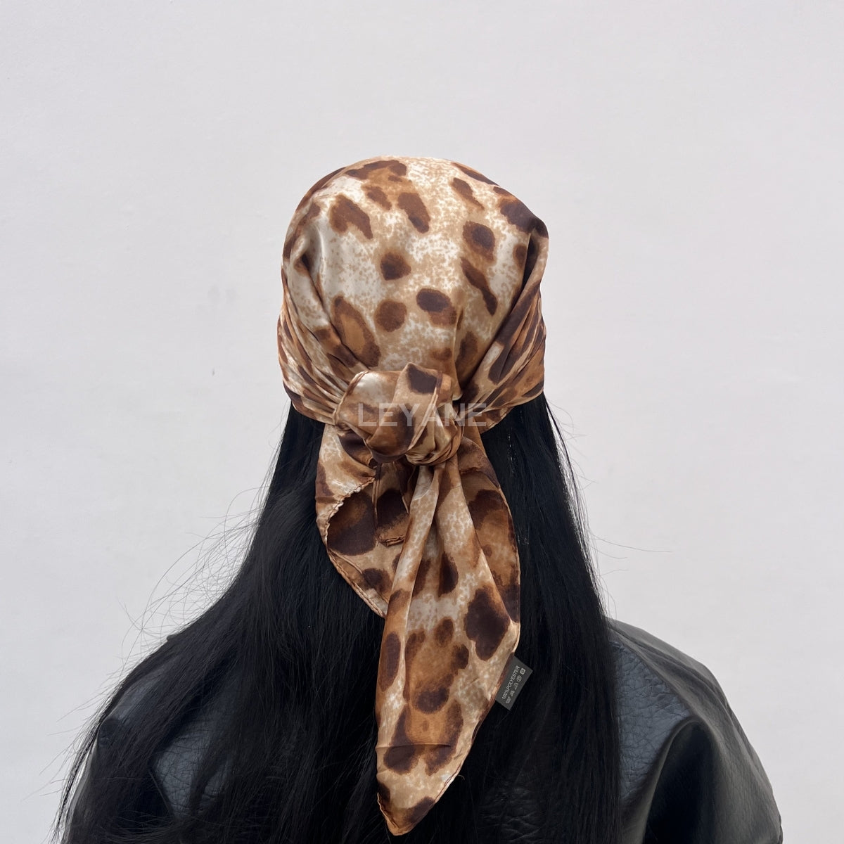 foulard femme, foulard élégant, foulard chic, foulard classique, foulard moderne, foulard tendance, foulard intemporel, foulard luxe, foulard premium, foulard soie, foulard satin, foulard mousseline, foulard léger, foulard doux, foulard fluide, foulard imprimé, foulard uni, foulard à motifs, foulard minimaliste, foulard clean look, foulard fashion, foulard stylé, foulard habillé, foulard quotidien, foulard casual, foulard workwear, foulard bureau, foulard soirée, foulard polyvalent, foulard carré, foulard l