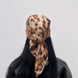 foulard femme, foulard élégant, foulard chic, foulard classique, foulard moderne, foulard tendance, foulard intemporel, foulard luxe, foulard premium, foulard soie, foulard satin, foulard mousseline, foulard léger, foulard doux, foulard fluide, foulard imprimé, foulard uni, foulard à motifs, foulard minimaliste, foulard clean look, foulard fashion, foulard stylé, foulard habillé, foulard quotidien, foulard casual, foulard workwear, foulard bureau, foulard soirée, foulard polyvalent, foulard carré, foulard l