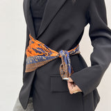 foulard femme, foulard élégant, foulard chic, foulard classique, foulard moderne, foulard tendance, foulard intemporel, foulard luxe, foulard premium, foulard soie, foulard satin, foulard mousseline, foulard léger, foulard doux, foulard fluide, foulard imprimé, foulard uni, foulard à motifs, foulard minimaliste, foulard clean look, foulard fashion, foulard stylé, foulard habillé, foulard quotidien, foulard casual, foulard workwear, foulard bureau, foulard soirée, foulard polyvalent, foulard carré, foulard l