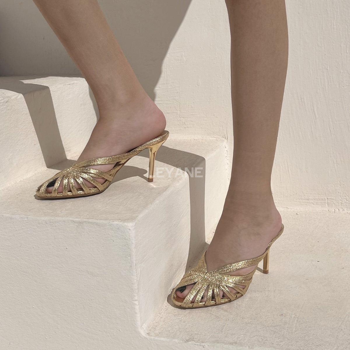 sandales à talons, sandales talon femme, sandales à talon carré, sandales à talon large, sandales à talon épais, sandales à talon haut, sandales à talon moyen, sandales confortables, sandales élégantes femme, sandales chic, sandales tendance, sandales été femme, sandales habillées, sandales minimalistes, sandales modernes, sandales ouvertes, sandales à brides, sandales bride cheville, sandales plateforme, sandales chunky talon, sandales fashion, sandales casual chic, sandales soirée, sandales style marocain