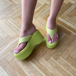 Sandales à talons compensé couleur vert pistache. Brides larges avec entre doigt.&nbsp;Bout arrondi. sandale femmes sandale femme maroc, sandale compensée 