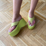 Sandales à talons compensé couleur vert pistache. Brides larges avec entre doigt.&nbsp;Bout arrondi. sandale femmes sandale femme maroc, sandale compensée 