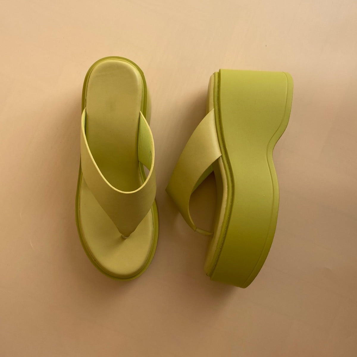 Sandales à talons compensé couleur vert pistache. Brides larges avec entre doigt.&nbsp;Bout arrondi. sandale femmes sandale femme maroc, sandale compensée 