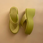 Sandales à talons compensé couleur vert pistache. Brides larges avec entre doigt.&nbsp;Bout arrondi. sandale femmes sandale femme maroc, sandale compensée 