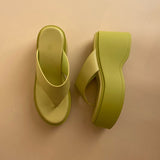 Sandales à talons compensé couleur vert pistache. Brides larges avec entre doigt.&nbsp;Bout arrondi. sandale femmes sandale femme maroc, sandale compensée 