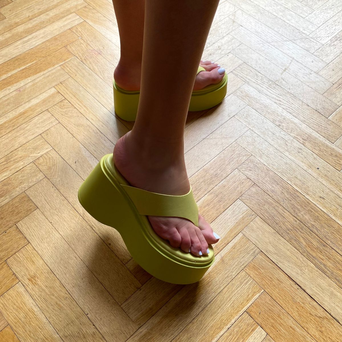 Sandales à talons compensé couleur vert pistache. Brides larges avec entre doigt.&nbsp;Bout arrondi. sandale femmes sandale femme maroc, sandale compensée 
