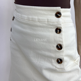 jupe femme, jupe courte beige, jupe taille haute femme, jupe chic femme, jupe boutons décoratifs, jupe élégante femme, jupe casual chic, jupe tendance femme, jupe beige été, jupe mode femme, jupe minimaliste femme, jupe style élégant, jupe moderne femme.