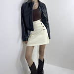 jupe femme, jupe courte beige, jupe taille haute femme, jupe chic femme, jupe boutons décoratifs, jupe élégante femme, jupe casual chic, jupe tendance femme, jupe beige été, jupe mode femme, jupe minimaliste femme, jupe style élégant, jupe moderne femme.