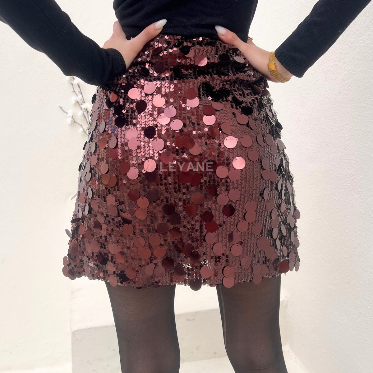 jupe femme, jupe soirée, jupe à sequins, jupe événement, jupe habillée, jupe chic, jupe élégante, jupe tendance, jupe en ligne, jupe noire, jupe marron, jupe satinée, jupe brillante, jupe glamour, jupe courte, jupe midi, jupe longue, jupe taille haute, jupe fendue, jupe moderne, jupe fashion, jupe party, jupe femme maroc, jupe maroc, jupe leyane, jupe 
leyane maroc, jupe marrakech, jupe casablanca, jupe rabat, jupe fes, jupe tanger, jupe agadir, outfit femme, outfit soirée, outfit chic, outfit for a date,
