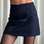 jupe femme, jupe courte femme, jupe rayée, jupe bleu marine, jupe taille haute, jupe élégante femme, jupe chic femme, jupe tendance femme, jupe minimaliste, jupe casual chic, jupe mode femme, jupe bureau femme, jupe rayure femme, jupe moderne femme