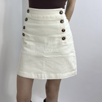 jupe femme, jupe courte beige, jupe taille haute femme, jupe chic femme, jupe boutons décoratifs, jupe élégante femme, jupe casual chic, jupe tendance femme, jupe beige été, jupe mode femme, jupe minimaliste femme, jupe style élégant, jupe moderne femme.