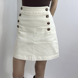 jupe femme, jupe courte beige, jupe taille haute femme, jupe chic femme, jupe boutons décoratifs, jupe élégante femme, jupe casual chic, jupe tendance femme, jupe beige été, jupe mode femme, jupe minimaliste femme, jupe style élégant, jupe moderne femme.