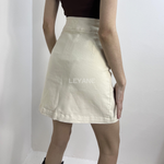 jupe femme, jupe courte beige, jupe taille haute femme, jupe chic femme, jupe boutons décoratifs, jupe élégante femme, jupe casual chic, jupe tendance femme, jupe beige été, jupe mode femme, jupe minimaliste femme, jupe style élégant, jupe moderne femme.