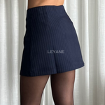 jupe femme, jupe courte femme, jupe rayée, jupe bleu marine, jupe taille haute, jupe élégante femme, jupe chic femme, jupe tendance femme, jupe minimaliste, jupe casual chic, jupe mode femme, jupe bureau femme, jupe rayure femme, jupe moderne femme