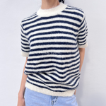 pull marinière, pull rayé, pull tricoté, pull manches courtes, pull rayures bleu marine, pull femme, pull style marin, pull rayé blanc et bleu, pull tricot doux, pull casual femme, pull chic femme, pull minimaliste, pull été femme, pull confortable, striped sweater, nautical sweater, knitted sweater, summer knit top.