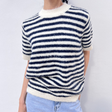 pull marinière, pull rayé, pull tricoté, pull manches courtes, pull rayures bleu marine, pull femme, pull style marin, pull rayé blanc et bleu, pull tricot doux, pull casual femme, pull chic femme, pull minimaliste, pull été femme, pull confortable, striped sweater, nautical sweater, knitted sweater, summer knit top.