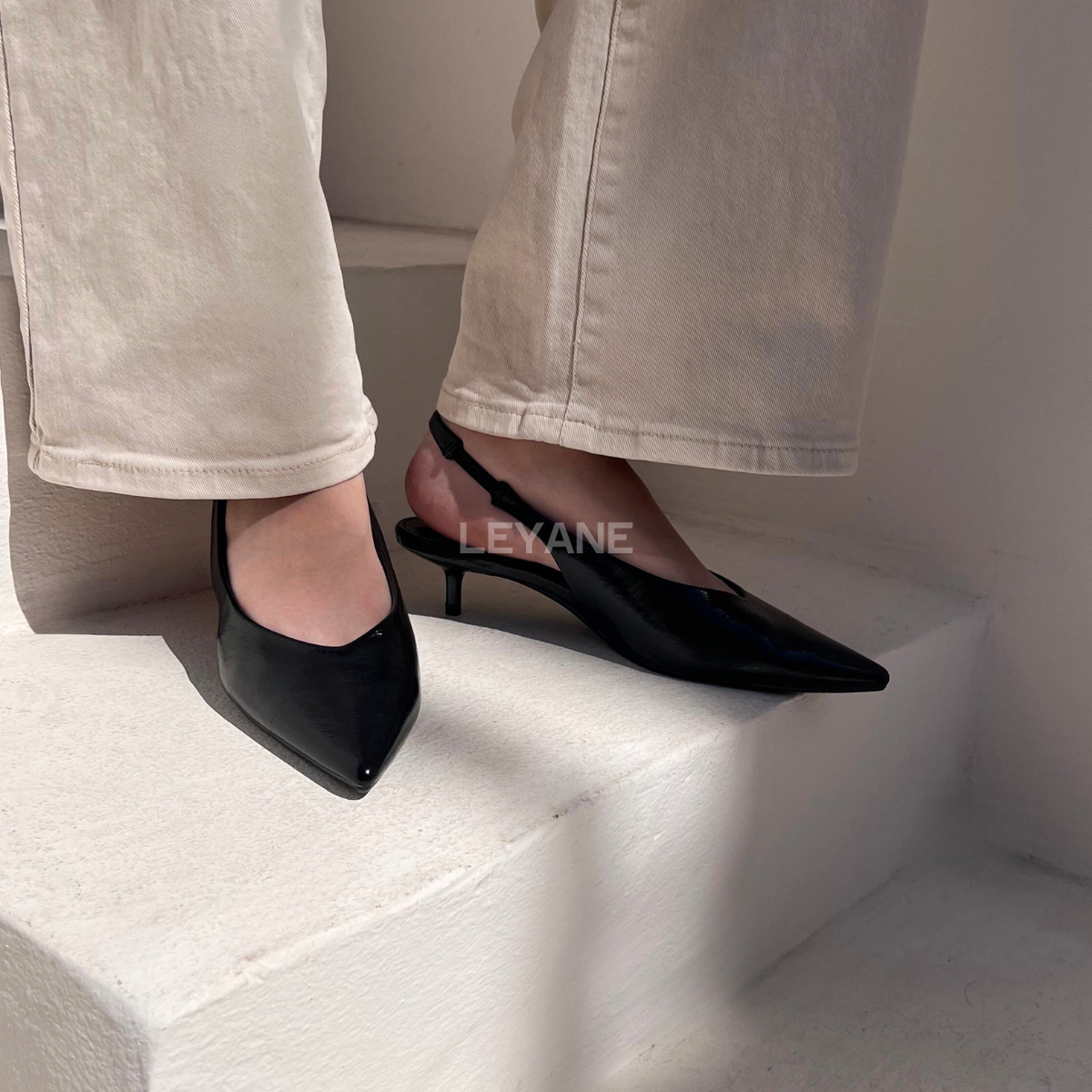 mules femme, chaussures femme, talon bas, bout pointu, slingback, mules élégantes, chaussures chic, mode femme, collection chaussures, couleurs variées, minimaliste, tendance mode, chaussures modernes, style sophistiqué, look bureau, chaussures confortables, fashion femme, été printemps, chaussures ouvertes, design épuré